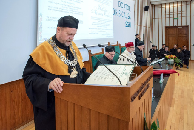 Uroczystość nadania tytułu doktora honoris causa SGH profesorowi​ Jerzemu Hausnerowi. Prof. Wojciech Morawski, dziekan Kolegium Ekonomiczno-Społecznego 