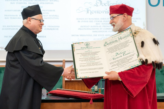 Uroczystość nadania tytułu doktora honoris causa SGH profesorowi​ Jerzemu Hausnerowi. Dyplom wręcza rektor SGH prof. Marek Rocki