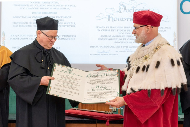 Uroczystość nadania tytułu doktora honoris causa SGH profesorowi​ Jerzemu Hausnerowi. Dyplom wręcza rektor SGH prof. Marek Rocki
