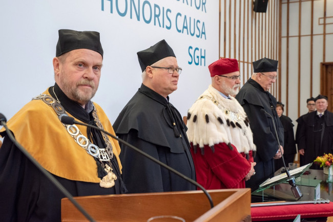 Uroczystość nadania tytułu doktora honoris causa SGH profesorowi​ Jerzemu Hausnerowi. Na zdjęciu: prof. Wojciech Morawski, dziekan Kolegium Ekonomiczno-Społecznego, prof. Jerzy Hausner, rektor SGH prof. Marek Rocki, prof. Juliusz Gardawski