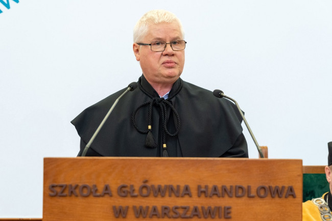 Wykład wygłasza prof. Jerzy Hausner, doktor honoris causa SGH