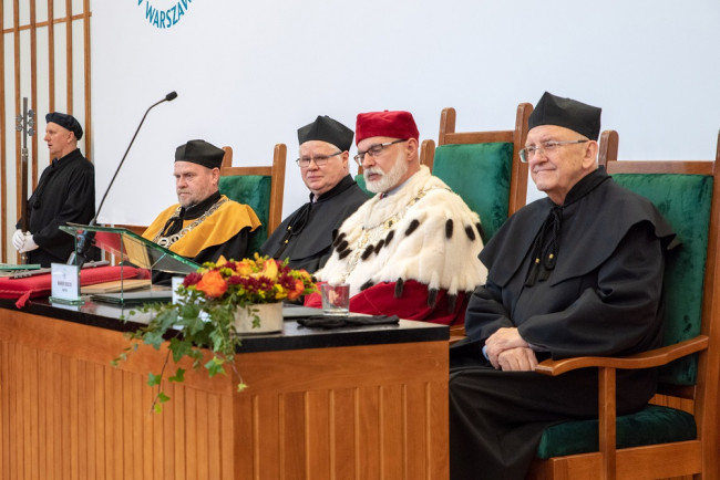 Uroczystość nadania tytułu doktora honoris causa SGH profesorowi​ Jerzemu Hausnerowi. Na zdjęciu: prof. Juliusz Gardawski, rektor prof. Marek Rocki, prof. Jerzy Hausner,  prof. Wojciech Morawski, dziekan Kolegium Ekonomiczno-Społecznego​ 