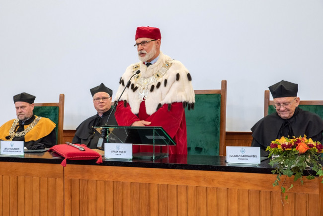 Uroczystość nadania tytułu doktora honoris causa SGH profesorowi​ Jerzemu Hausnerowi. Na zdjęciu: prof. Juliusz Gardawski, rektor prof. Marek Rocki, prof. Jerzy Hausner,  prof. Wojciech Morawski, dziekan Kolegium Ekonomiczno-Społecznego​