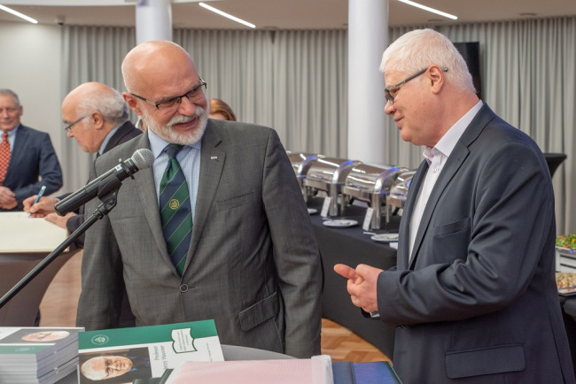 Uroczystość nadania tytułu doktora honoris causa SGH profesorowi​ Jerzemu Hausnerowi​. Spotkanie w Sali Kolumnowej. Rektor prof. Marek Rocki i prof. Jerzy Hausner