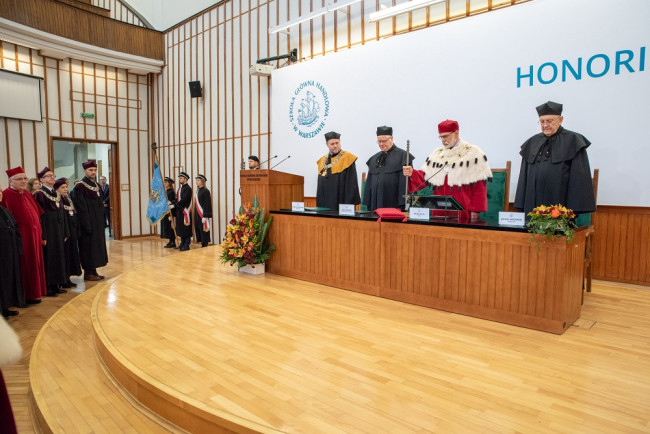 Uroczystość nadania tytułu doktora honoris causa SGH profesorowi​ Jerzemu Hausnerowi. Na zdjęciu: prof. Wojciech Morawski, dziekan Kolegium Ekonomiczno-Społecznego, prof. Jerzy Hausner,  rektor SGH prof. Marek Rocki, prof. Juliusz Gardawski 