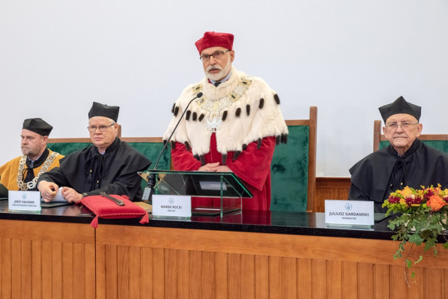 Uroczystość nadania tytułu doktora honoris causa SGH profesorowi​ Jerzemu Hausnerowi. Na zdjęciu: prof. Wojciech Morawski, dziekan Kolegium Ekonomiczno-Społecznego, prof. Jerzy Hausner, rektor SGH prof. Marek Rocki, prof. Juliusz Gardawski