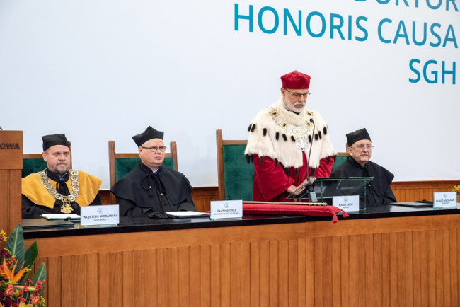 Uroczystość nadania tytułu doktora honoris causa SGH profesorowi​ Jerzemu Hausnerowi. Na zdjęciu: prof. Wojciech Morawski, dziekan Kolegium Ekonomiczno-Społecznego, prof. Jerzy Hausner, rektor SGH prof. Marek Rocki, prof. Juliusz Gardawski ​