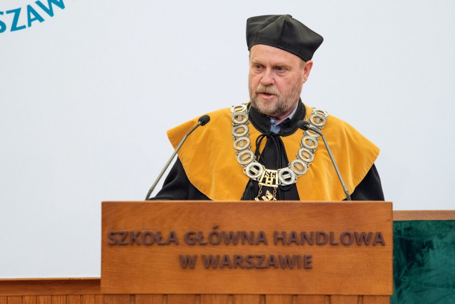 Uroczystość nadania tytułu doktora honoris causa SGH profesorowi​ Jerzemu Hausnerowi. Prof. Wojciech Morawski, dziekan Kolegium Ekonomiczno-Społecznego