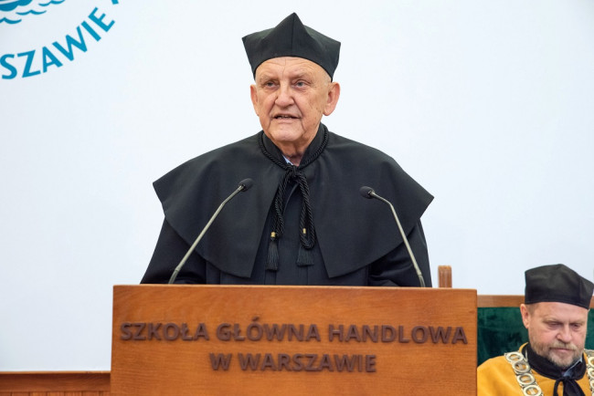Uroczystość nadania tytułu doktora honoris causa SGH profesorowi​ Jerzemu Hausnerowi. Prof. Juliusz Gardawski wygłasza laudację