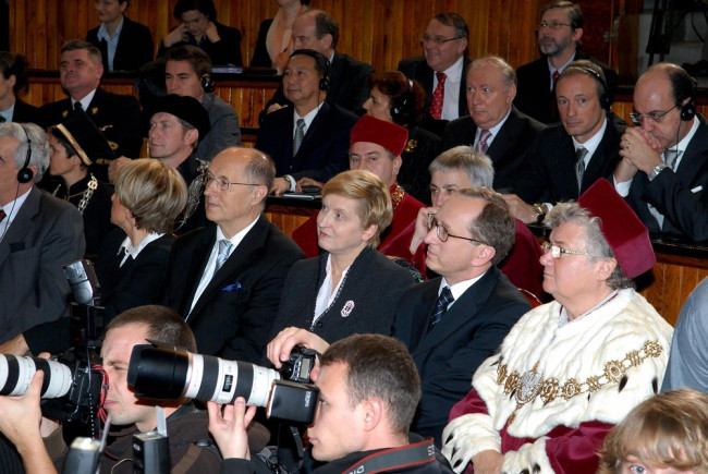 Uroczystość nadania tytułu doktora honoris causa SGH José Manuel Durão Barroso, przewodniczącemu Komisji Europejskiej. Wśród gości Anna Fotyga, minister spraw zagranicznych i prof. Michał Seweryński, minister nauki i szkolnictwa wyższegoUroczystość nadania tytułu doktora honoris causa SGH José Manuel Durão Barroso, przewodniczącemu Komisji Europejskiej