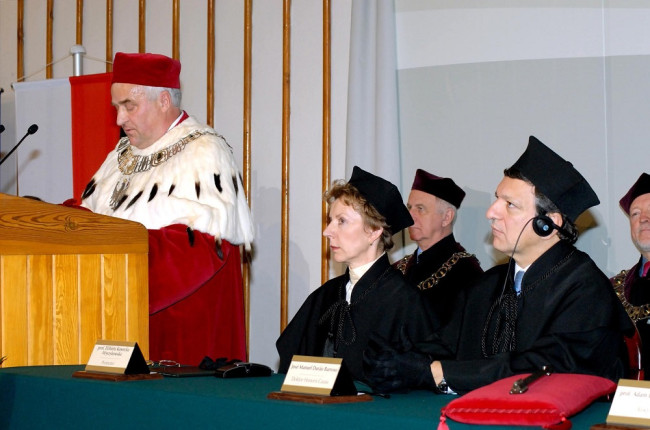 Uroczystość nadania tytułu doktora honoris causa SGH José Manuel Durão Barroso, przewodniczącemu Komisji Europejskiej. Przemawia rektor prof. Adam Budnikowski. Na zdjęciu: José Manuel Durão Barroso, prof. Elżbieta Kawecka-Wyrzykowska