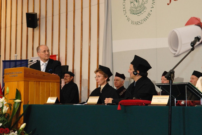 Uroczystość nadania tytułu doktora honoris causa SGH José Manuel Durão Barroso, przewodniczącemu Komisji Europejskiej. Przemawia prof. Michał Seweryński, minister nauki i szkolnictwa wyższego