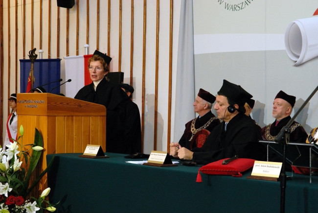 Uroczystość nadania tytułu doktora honoris causa SGH José Manuel Durão Barroso, przewodniczącemu Komisji Europejskiej. Przemawia prof. Elżbieta kawecka-Wyrzykowska