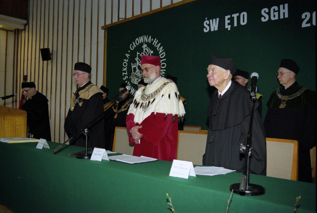 Uroczystość nadania tytułu doktora honoris causa SGH profesorowi Józefowi Sołdaczukowi. Na zdjęciu: prof. Józef Sołdaczuk, rektor prof. Marek Rocki, prof. Stanisław Wodejko, dziekan Kolegium Gospodarki Światowej