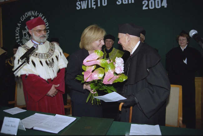 Uroczystość nadania tytułu doktora honoris causa SGH profesorowi Józefowi Sołdaczukowi. Gratulacje składa prof. Grażyna Wojtkowska-Łodej