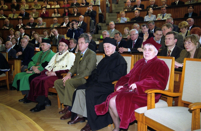 Uroczystość nadania tytułu doktora honoris causa SGH profesorowi Józefowi Sołdaczukowi. Goście i społecznośc akademicka