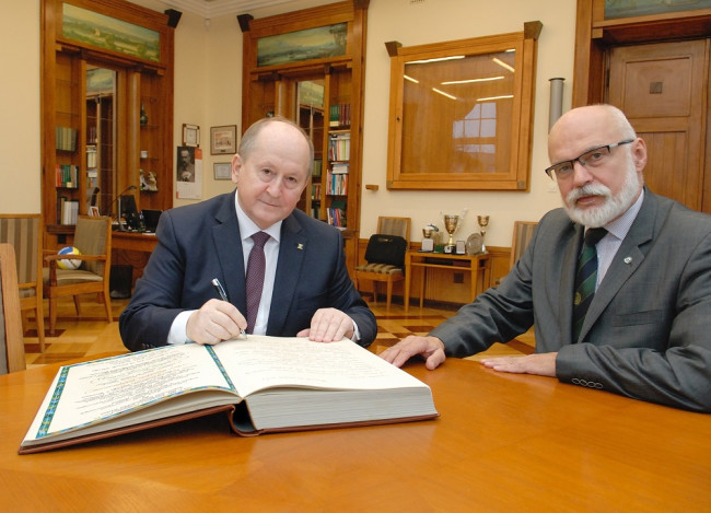 Rektor prof. Marek Rocki i Krzysztof Pietraszkiewicz 