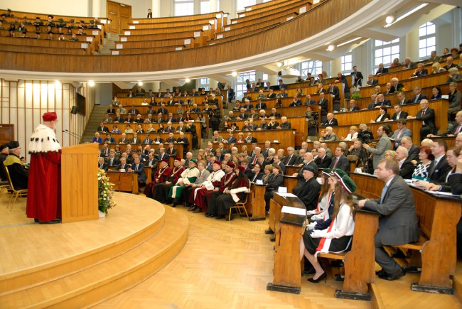 Uroczystość wręczenia dyplomu doktora honoris causa Krzysztofowi Pietraszkiewiczowi. Goście uroczystości