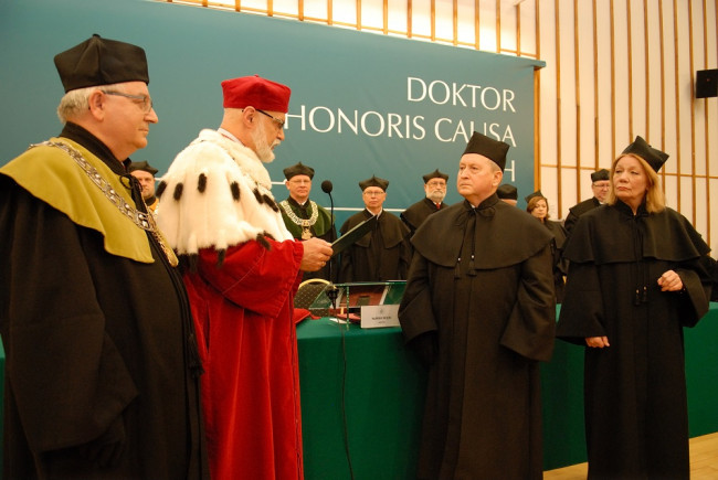 Rektor prof. Marek Rocki wręcza Krzysztofowi dyplom doktora honoris causa 