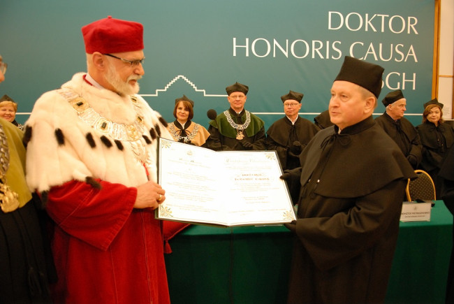 Rektor prof. Marek Rocki wręcza Krzysztofowi dyplom doktora honoris causa 