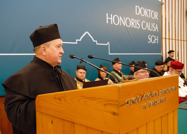 Uroczystość wręczenia dyplomu doktora honoris causa Krzysztofowi Pietraszkiewiczowi. Wykład wygłasza Krzysztof Pietraszkiewicz doktor honoris causa SGH​