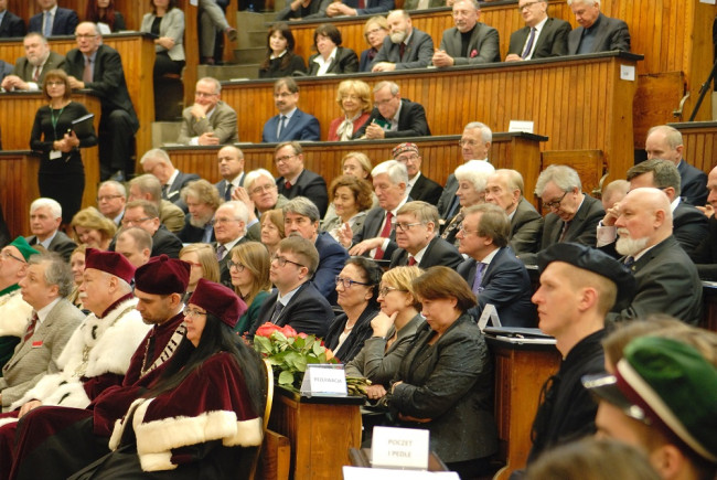 Uroczystość wręczenia dyplomu doktora honoris causa Krzysztofowi Pietraszkiewiczowi. Goście uroczystości​​