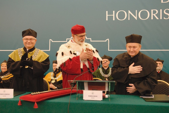 Uroczystość wręczenia dyplomu doktora honoris causa Krzysztofowi Pietraszkiewiczowi. Na zdjęciu: Krzysztof Pietraszkiewicz doktor honoris causa, rektor prof. Marek Rocki, prof. Roman Sobiecki dziekan Kolegium Nauk o Przedsiębiorstwie 