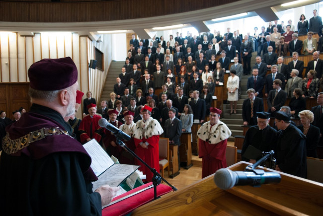 Uroczystość nadania tytułu doktora honoris causa SGH profesorowi Leszkowi Balcerowiczowi. Goście i społeczność akademicka