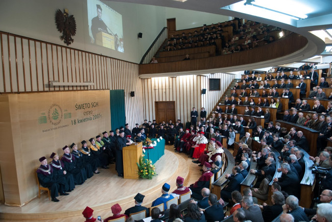 Uroczystość nadania tytułu doktora honoris causa SGH profesorowi Leszkowi Balcerowiczowi. Goście i społeczność akademicka