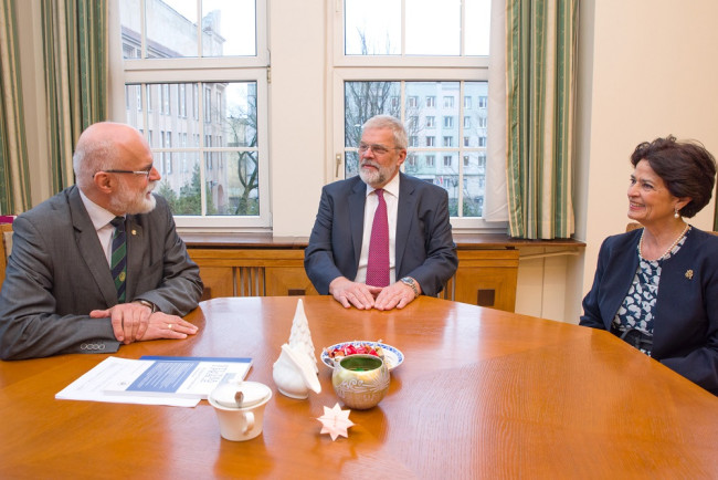 Rektor prof. Marek Rocki i prof. Paul H. Dembińsk​i z małżonką 