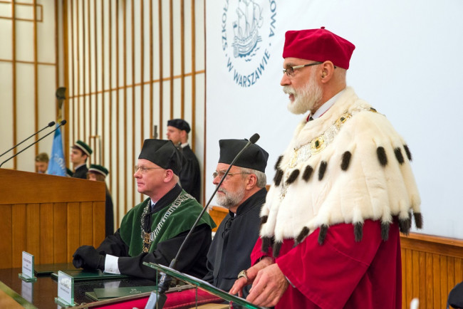 Uroczystość nadania tytułu doktora honoris causa SGH profesorowi Paulowi H. Dembińskiemu. Na zdjęciu: prof. Ryszard Bartkowiak, dziekan Kolegium Zarządzania i Finansów, prof. Paul H. Dembiński,​ rektor prof. Marek Rocki