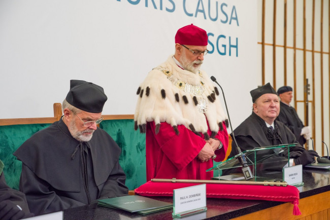 Uroczystość nadania tytułu doktora honoris causa SGH Paulowi H. Dembińskiemu. Na zdjęciu: prof. Paul H. Dembiński, rektor prof. Marek Rocki, prof. Janusz Ostaszewski