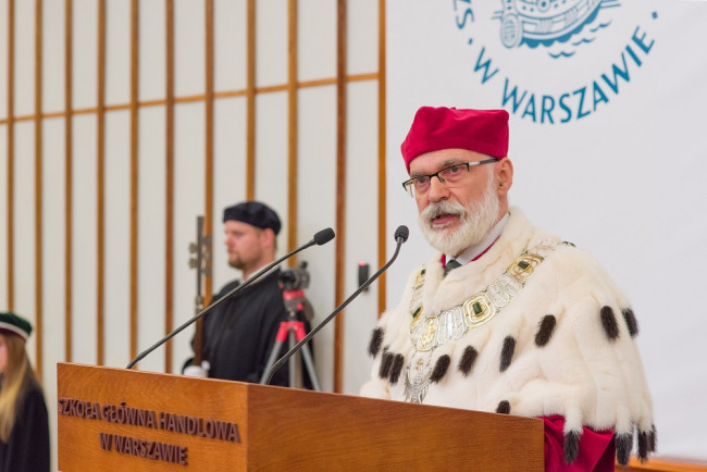 Uroczystość nadania tytułu doktora honoris causa SGH Paulowi H. Dembińskiemu. Przemawia rektor prof. Marek Rocki