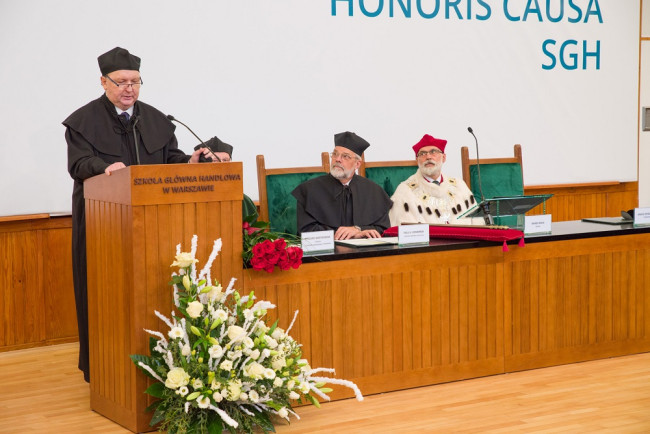 Uroczystość nadania tytułu doktora honoris causa SGH Paulowi H. Dembińskiemu​. Laudację wygłasza prof. Janusz Ostaszewski, dyrektor Instytutu Finansów Kolegium Zarządzania i Finansów SGH, promotor w postępowaniu o nadanie tytułu