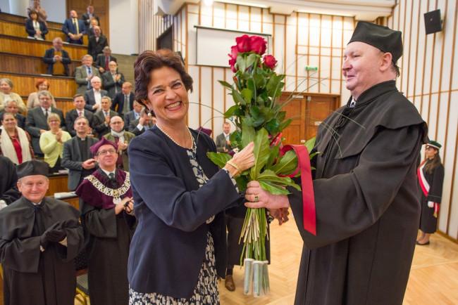 Prof. Janusz Ostaszewski wręcza kwiaty małżonce prof. Paula H. Dembińskiego