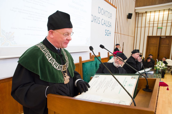 Uroczystość nadania tytułu doktora honoris causa SGH Paulowi H. Dembińskiemu​. Przemawia prof. Ryszard Bartkowiak, dziekan Kolegium Zarządzania i Finansów 