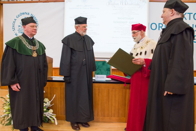 Uroczystość nadania tytułu doktora honoris causa SGH Paulowi H. Dembińskiemu. Na zdjęciu: prof. Ryszard Bartkowiak, dziekan Kolegium Zarządzania i Finansów, prof. Paul H. Dembiński, rektor prof. Marek Rocki, prof. Janusz Ostaszewski