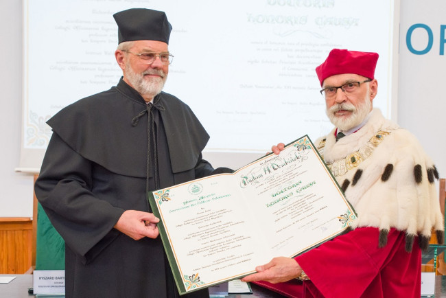 Uroczystość nadania tytułu doktora honoris causa SGH Paulowi H. Dembińskiemu. ​Prof. Paul H. Dembiński i rektor prof. Marek Rocki