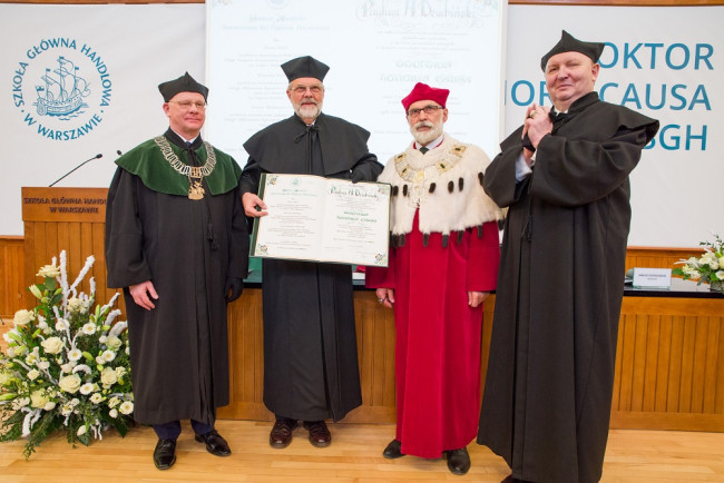 Uroczystość nadania tytułu doktora honoris causa SGH profesorowi Paulowi H. Dembińskiemu. Na zdjęciu: prof. Ryszard Bartkowiak, dziekan Kolegium Zarządzania i Finansów, prof. Paul H. Dembiński,​ rektor prof. Marek Rocki, prof. Janusz Ostaszewski​