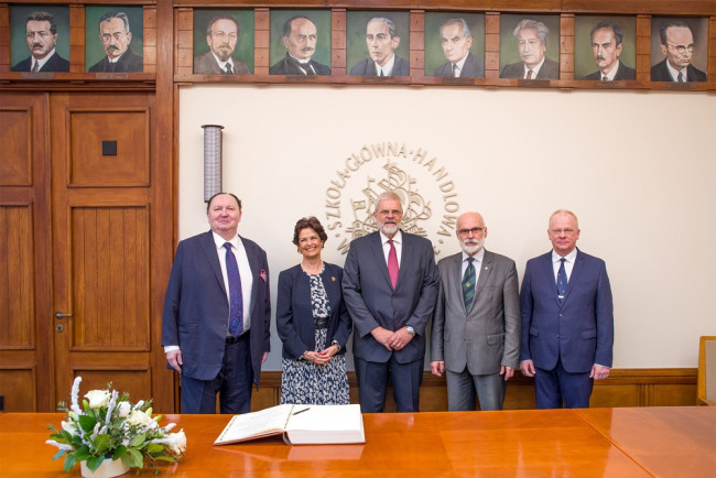 W Sali Senatu SGH. Na zdjęciu: prof. Janusz Ostaszewski, dyrektor Instytutu Finansów Kolegium Zarządzania i Finansów SGH, promotor w postępowaniu o nadanie tytułu, małżonka prof. Paula H. Dembińskiego, prof. Paul H. Dembiński, rektor prof. Marek Rocki, prof. Ryszard Bartkowiak, dziekan Kolegium Zarządzania i Finansów ​