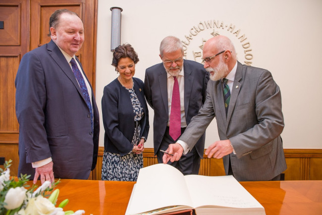 Prof. Janusz Ostaszewski, małżonka prof. Paula H. Dembińskiego, prof. Paul H. Dembiński, rektor prof. Marek Rocki