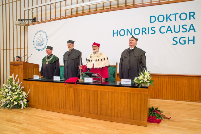 Uroczystość nadania tytułu doktora honoris causa SGH Profesorowi Paulowi H. Dembińskiemu. Na zdjęciu: prof. Ryszard Bartkowiak, dziekan Kolegium Zarządzania i Finansów, prof. Paul H. Dembiński,​ JM Rektor prof. Marek Rocki, prof. Janusz Ostaszewski​