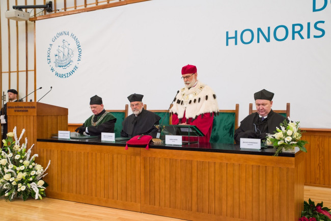 Uroczystość nadania tytułu doktora honoris causa SGH Paulowi H. Dembińskiemu. Na zdjęciu: prof. Ryszard Bartkowiak, dziekan Kolegium Zarządzania i Finansów, prof. Paul H. Dembiński, rektor prof. Marek Rocki, prof. Janusz Ostaszewski