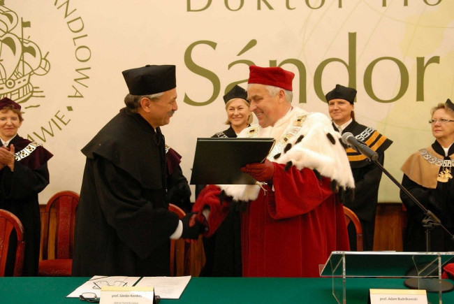 Rektor prof. Adam Budnikowski wręcza dyplom doktora honoris causa profesorowi Sándorowi Kerekesowi