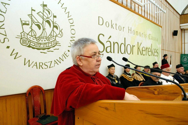 Uroczystość nadania tytułu doktora honoris causa SGH profesorowi Sándorowi Kerekesowi. Prof. Janina Jóźwiak wygłasza laudację