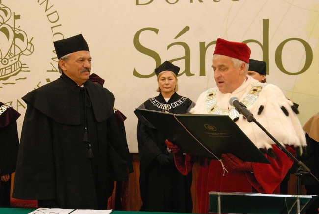 Rektor prof. Adam Budnikowski wręcza dyplom doktora honoris causa profesorowi Sándorowi Kerekesowi 