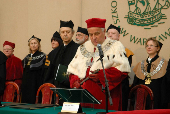 Uroczystość nadania tytułu doktora honoris causa SGH Profesorowi Stanisławowi Sołtysińskiemu. Przemawia rektor prof. Adam Budnikowski