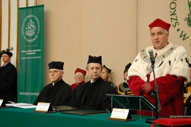 Uroczystość nadania tytułu doktora honoris causa SGH Profesorowi Stanisławowi Sołtysińskiemu. Przemawia rektor prof. Adam Budnikowski. Od lewej prof. Zygmunt Niewiadomski, prof. Stanisław Sołtysiński