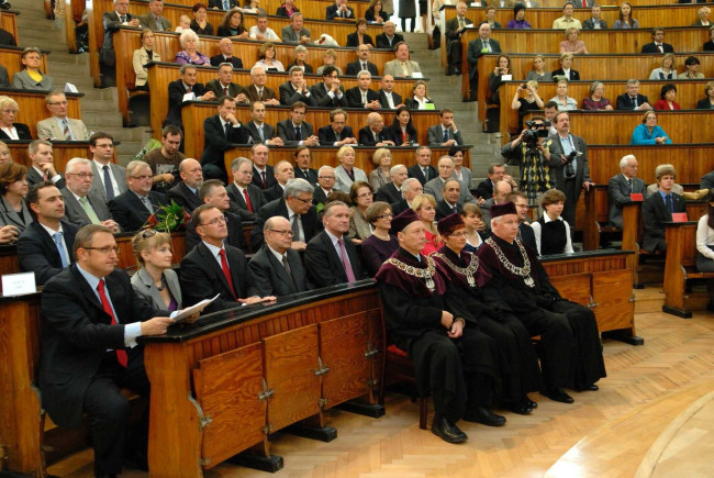 Goście i społeczność akademickaUroczystość nadania tytułu doktora honoris causa SGH Profesorowi Stanisławowi Sołtysińskiemu. Przemawia JM Rektor prof. Adam Budnikowski. 	