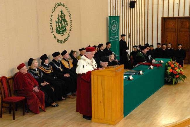 Uroczystość nadania tytułu doktora honoris causa SGH Profesorowi Stanisławowi Sołtysińskiemu. Przemawia rektor prof. Adam Budnikowski. 	